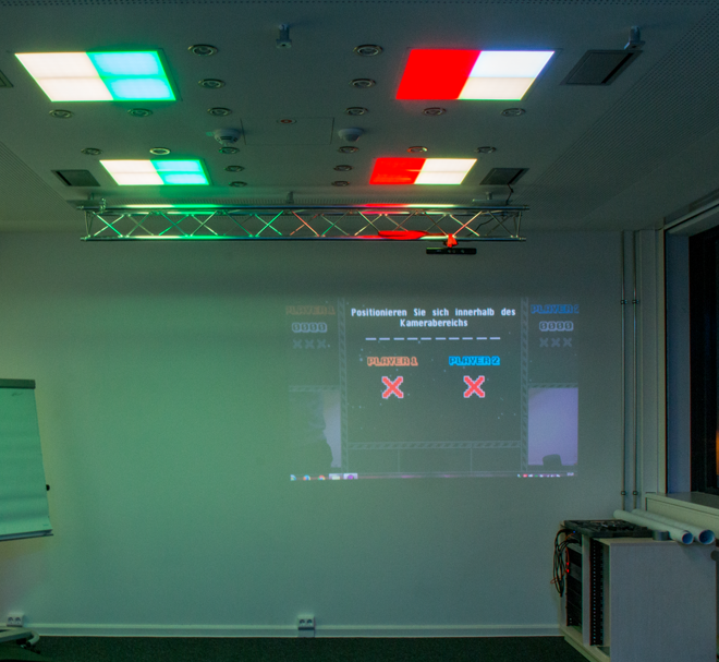 Die Effektleuchten können individuell gesteuert werden, um die Lichtsituationen dynamisch anzupassen. Die an der Traverse montierte Kinect-Kamera ermöglicht eine Gestensteuerung für das projezierte Spiel. ⒸAlexander Kramer, HTW Berlin